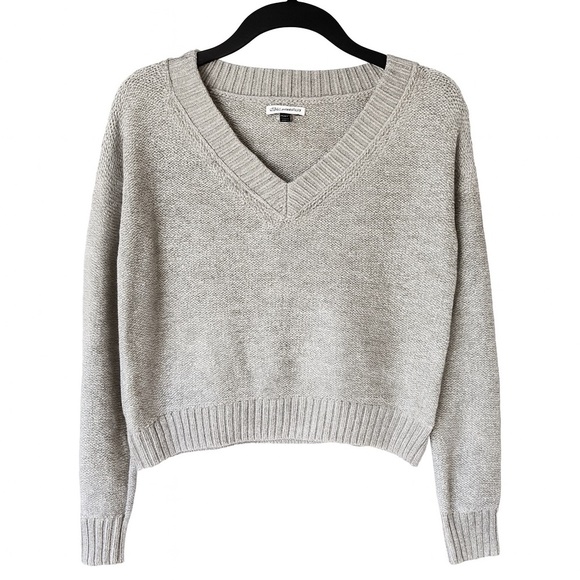 American Eagle Women's Size XS Gray Cropped V-Neck Sweater Excellent Condition
. - Picture 1 of 2